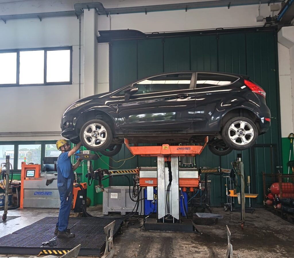 Il team Giorgi al lavoro in officina